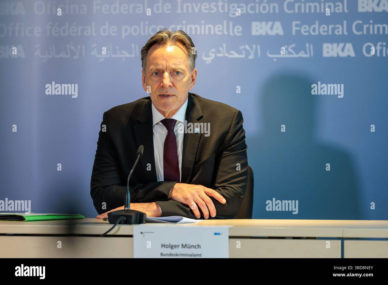 Wiesbaden, Germania. 23 maggio 2025. Il presidente dell'Ufficio federale di polizia criminale, Holger Münch, interviene in una conferenza stampa sullo sciopero contro la criminalità informatica globale nell'ambito dell'operazione Endgame. Crediti: Jörg Halisch/dpa/Alamy Live News Foto Stock