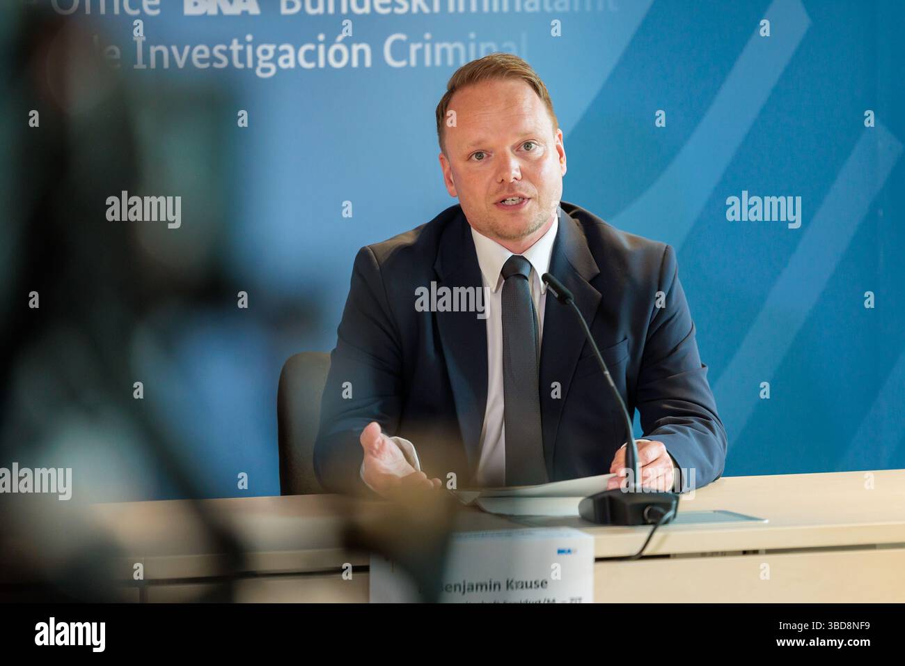 Wiesbaden, Germania. 23 maggio 2025. Benjamin Krause, capo dell'Ufficio centrale per la lotta contro la criminalità informatica (ZIT) della Procura generale di Francoforte sul meno, interviene in una conferenza stampa sullo sciopero contro la criminalità informatica globale nell'ambito dell'operazione Endgame. Crediti: Jörg Halisch/dpa/Alamy Live News Foto Stock