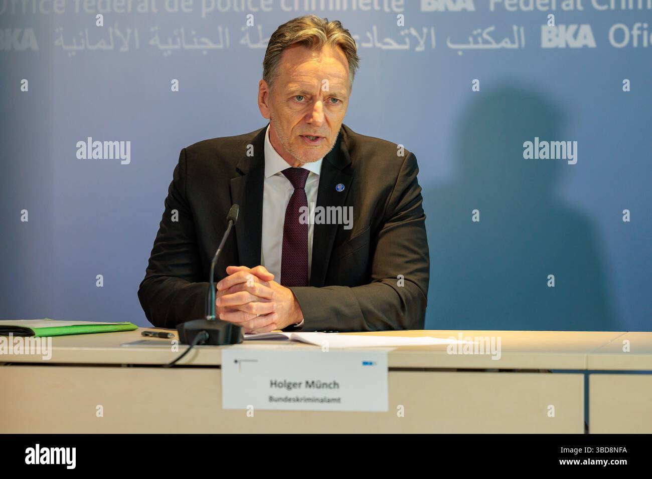 Wiesbaden, Germania. 23 maggio 2025. Il presidente dell'Ufficio federale di polizia criminale, Holger Münch, interviene in una conferenza stampa sullo sciopero contro la criminalità informatica globale nell'ambito dell'operazione Endgame. Crediti: Jörg Halisch/dpa/Alamy Live News Foto Stock
