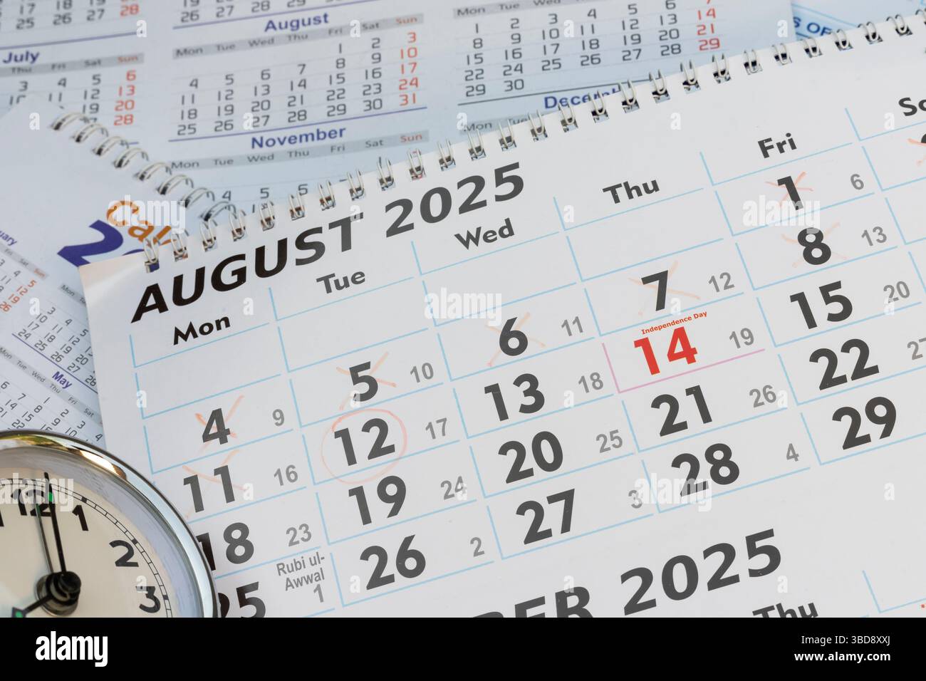 Calendario da parete di agosto 2025 mesi con orologio. Foto Stock