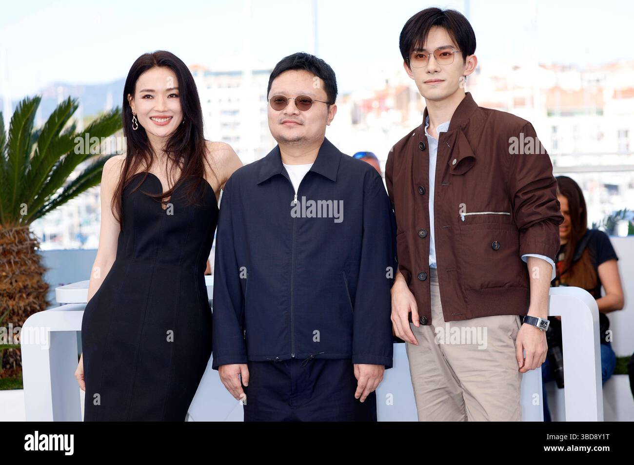 Shu Qi, Bi Gan und Jackson Yee beim Photocall zum Kinofilm Kuang ye shi dai / Resurrection auf dem Festival de Cannes 2025 / 78. Internationale Filmfestspiele von Cannes am Palais des Festivals. Cannes, 23.05.2025 *** Shu Qi, Bi Gan e Jackson Yee al photocall per il lungometraggio Kuang ye shi dai Resurrection al Festival de Cannes 2025 78 Festival Internazionale di Cannes al Palais des Festivals Cannes, 23 05 2025 foto:xD.xBedrosianx/xFuturexImagex Resurrection_5503 Foto Stock