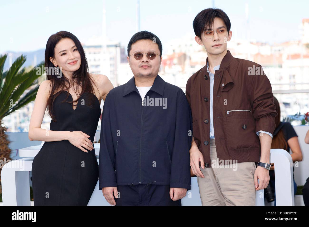Shu Qi, Bi Gan und Jackson Yee beim Photocall zum Kinofilm Kuang ye shi dai / Resurrection auf dem Festival de Cannes 2025 / 78. Internationale Filmfestspiele von Cannes am Palais des Festivals. Cannes, 23.05.2025 *** Shu Qi, Bi Gan e Jackson Yee al photocall per il lungometraggio Kuang ye shi dai Resurrection al Festival de Cannes 2025 78 Festival Internazionale di Cannes al Palais des Festivals Cannes, 23 05 2025 foto:xD.xBedrosianx/xFuturexImagex Resurrection_5504 Foto Stock