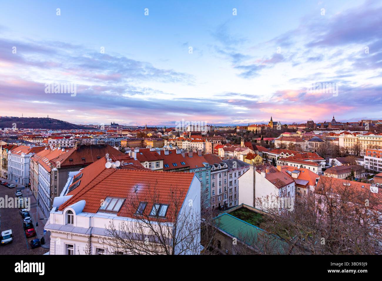 Panorama di Praga dal castello di Vysehrad. Paesaggio urbano al tramonto, colori magici e bellissimi. Nuvole colorate sopra la capitale ceca. Foto Stock
