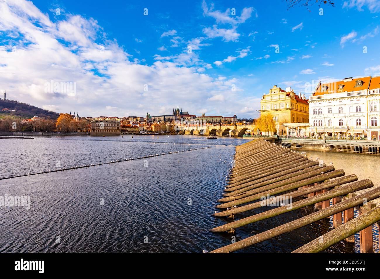 Praga, repubblica Ceca: Guarda il ponte Carlo e il castello di Praga in lontano. Soleggiata giornata invernale vicino al fiume Moldava. Vista panoramica della città di Praga, Citysca Foto Stock