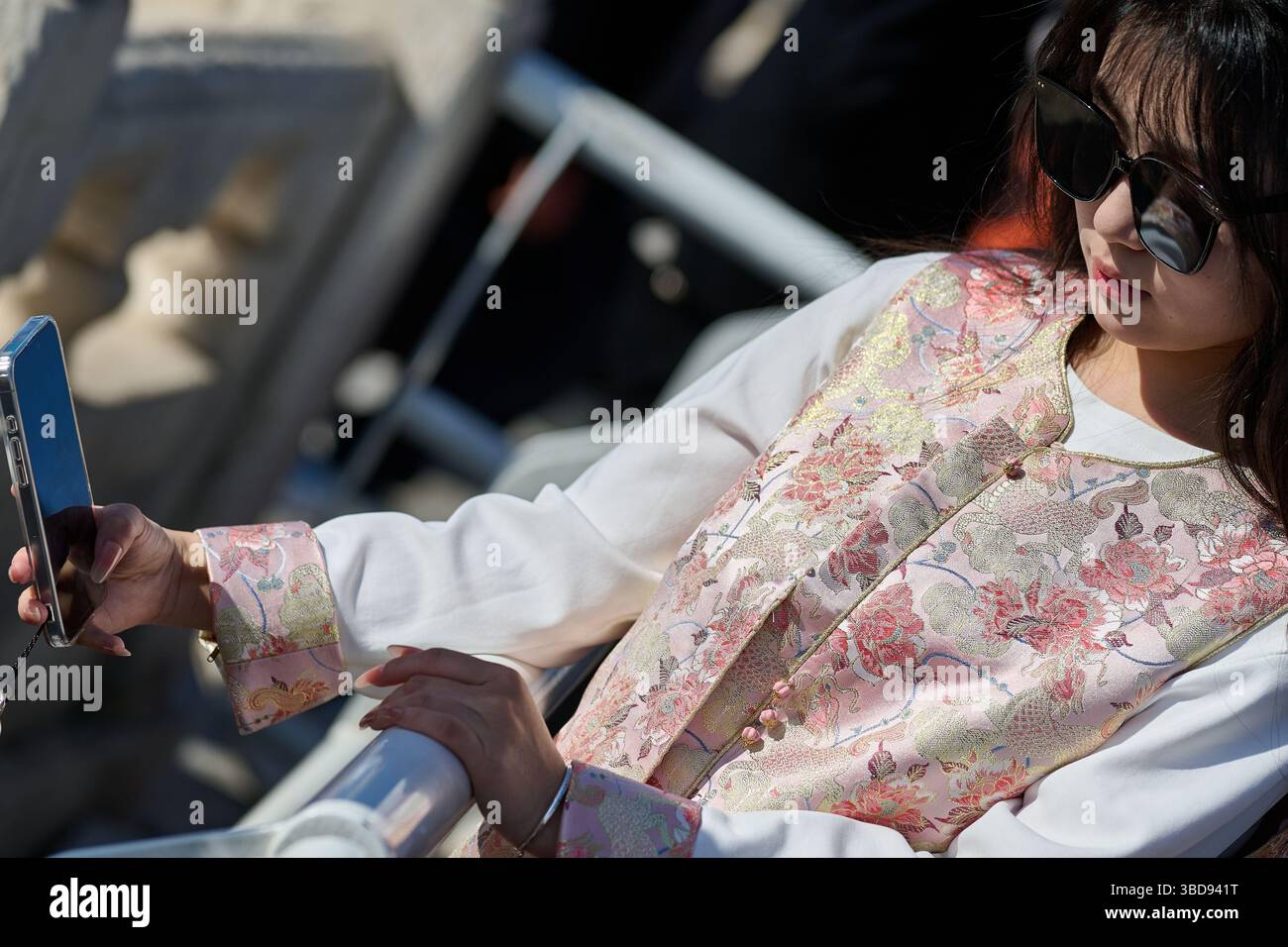 Giovane donna in Hanfu ricamato che porta un Selfie alla luce del sole Foto Stock
