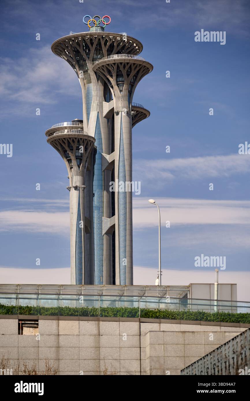 La Torre Olimpica di Pechino sorge con un'eleganza futuristica sotto i cinque anelli Foto Stock