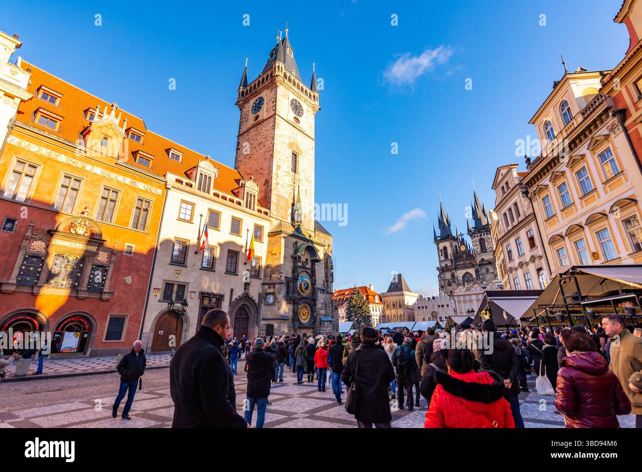 PRAGA, REPUBBLICA CECA - 1.12.2018: Piazza della città vecchia di Praga (Staromestske namesti in ceco) vicino alla chiesa con Orloj. I turisti stanno aspettando Foto Stock