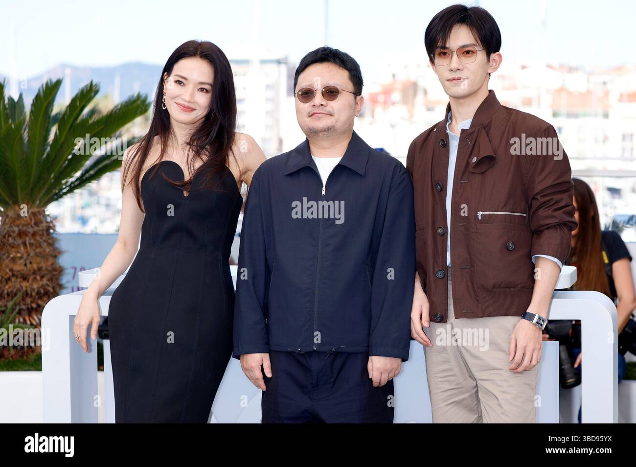 Shu Qi, Bi Gan und Jackson Yee beim Photocall zum Kinofilm 'Kuang ye shi dai / Resurrection' auf dem Festival de Cannes 2025 / 78. Internationale Filmfestspiele von Cannes am Palais des Festivals. Cannes, 23.05.2025 Foto Stock