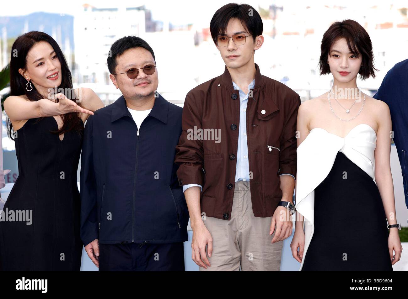 Shu Qi, Bi Gan, Jackson Yee und li Gengxi beim Photocall zum Kinofilm 'Kuang ye shi dai / Resurrection' auf dem Festival de Cannes 2025 / 78. Internationale Filmfestspiele von Cannes am Palais des Festivals. Cannes, 23.05.2025 Foto Stock