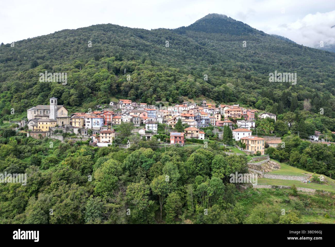 Foto aerea di un piccolo villaggio collinare appena fuori Cannobio, Italia. Foto Stock