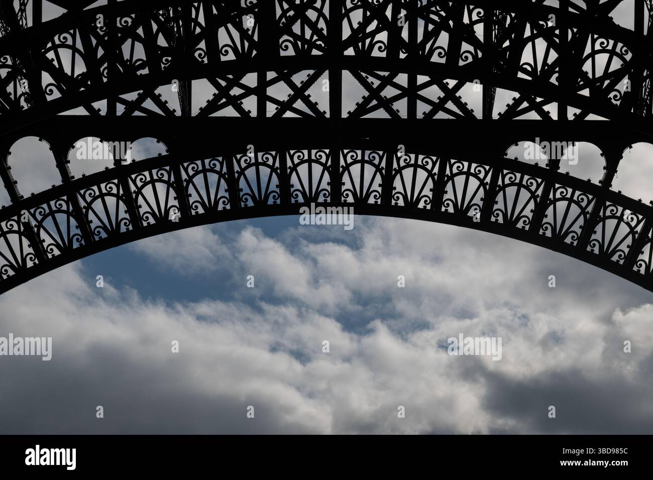 Sagoma di parti in ferro sul corpo della Torre Eiffel e vista del cielo nuvoloso. Foto Stock