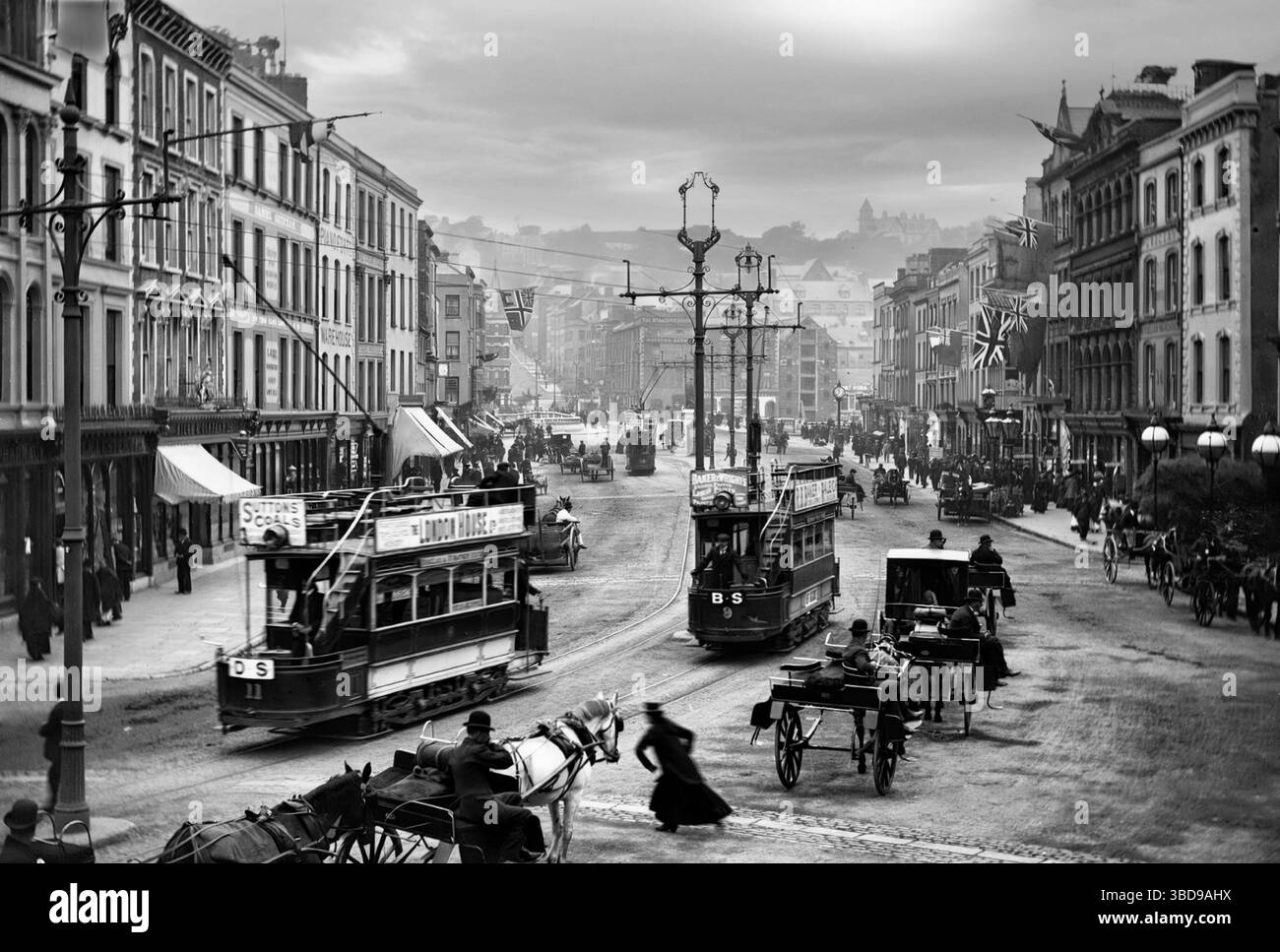 Una fotografia della fine del XIX secolo di St Patrick's Street, alias Patrick's Street a Cork City, con tram della Cork Electric Tramways and Lighting Company. La strada risale alla fine del XVIII secolo, quando la città si espanse oltre le mura dell'antica città, e il centro della città di Cork si formò dall'estensione dei canali fluviali del Lee, tra le isole paludose. Foto Stock