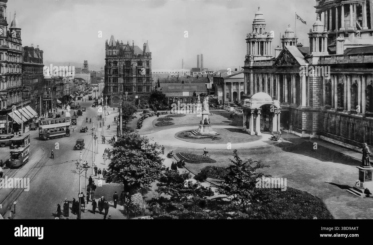 Belfast City Hall, l'edificio civico del Belfast City Council situato in Donegall Square, Belfast, Irlanda del Nord. L'edificio, progettato da Sir Alfred Brumwell Thomas in stile barocco revival, è stato costruito in pietra di Portland ed è stato aperto il 1 agosto 1906. Si affaccia a nord e divide efficacemente le aree commerciali e commerciali del centro della città. Foto Stock
