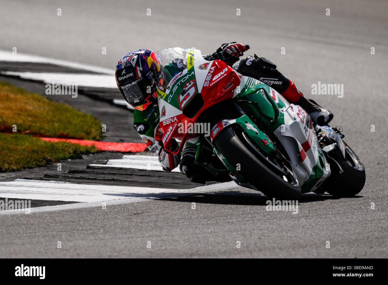 TOWCESTER, REGNO UNITO. 23 maggio: Johann Zarco (#jz5, Francia) della LCR Honda nelle prove libere di venerdì durante il Gran Premio di Tissot del Regno Unito 2025 sul circuito di Silverstone venerdì 23 maggio 2025 a TOWCESTER, INGHILTERRA. Crediti: Taka G Wu/Alamy Live News Foto Stock