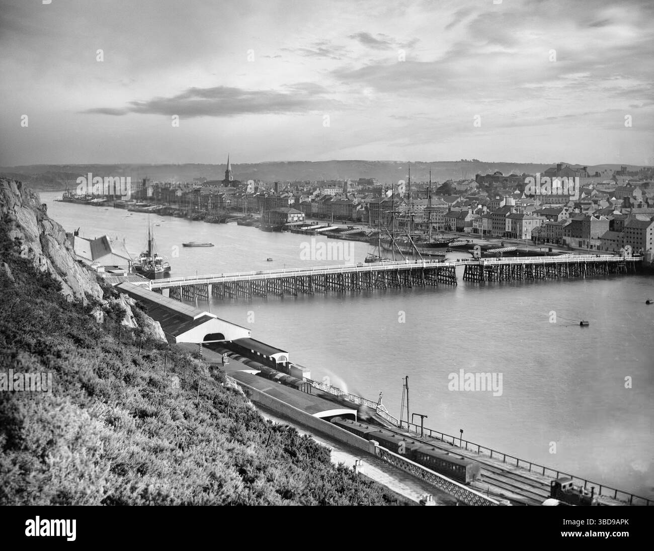 Una fotografia dell'inizio del XX secolo del fiume Suir che scorre attraverso Waterford City, Irlanda. Il Waterford Bridge, in seguito ribattezzato Redmond Bridge, fu aperto il 10 febbraio 1913 da John Redmond M.P. (1856-1918) leader del Partito parlamentare irlandese. Foto Stock