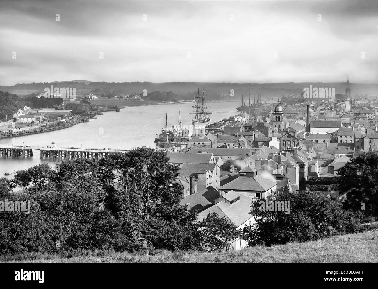 Una fotografia dell'inizio del XX secolo del fiume Suir che scorre attraverso Waterford City, Irlanda. Il Waterford Bridge, in seguito ribattezzato Redmond Bridge, fu aperto il 10 febbraio 1913 da John Redmond M.P. (1856-1918) leader del Partito parlamentare irlandese. Foto Stock