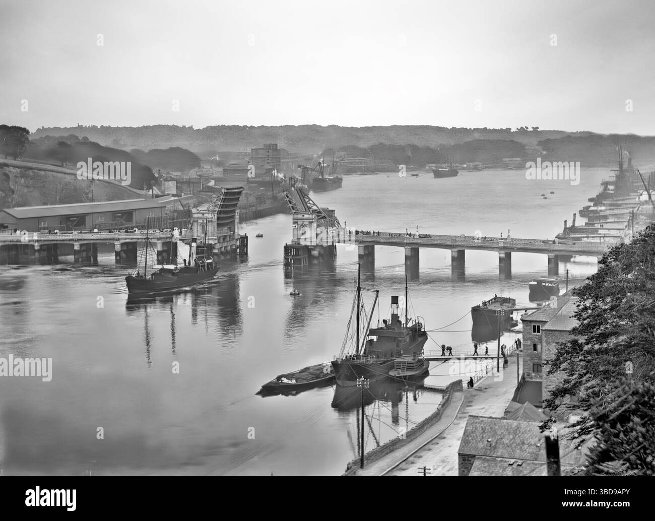 Una fotografia dell'inizio del XX secolo di un ponte sollevatore per facilitare la navigazione di una barca da pesca a monte. In seguito ribattezzato "Redmond Bridge" che fu aperto il 10 febbraio 1913 da John Redmond M.P. (1856-1918) leader del Partito parlamentare irlandese. Attraversa il fiume Suir mentre scorre attraverso Waterford City, in Irlanda. Foto Stock