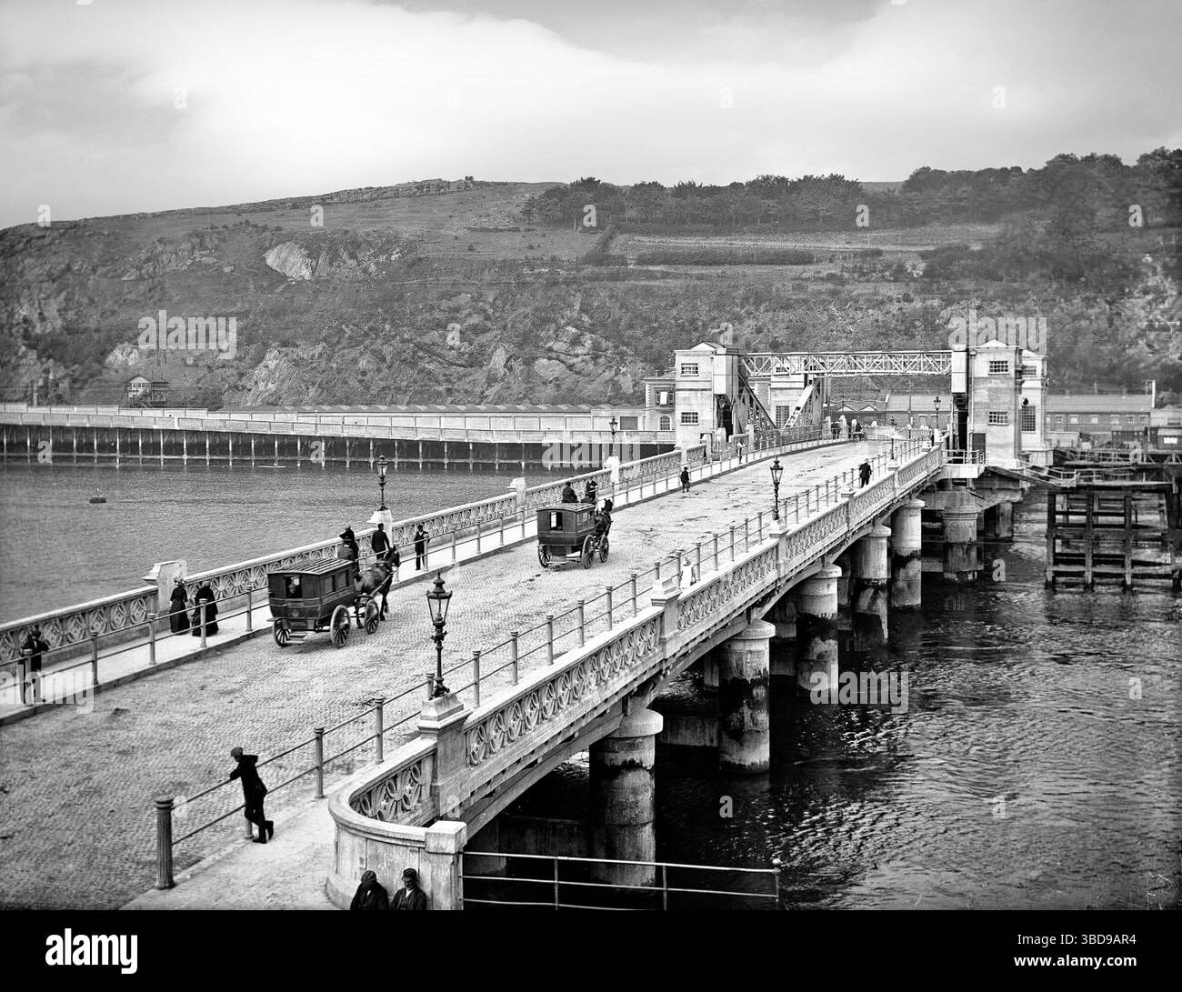 Una fotografia dei primi anni del XX secolo di carrozze e pedoni che attraversano il Waterford Bridge, in seguito ribattezzata "Redmond Bridge", che fu aperta il 10 febbraio 1913 da John Redmond M.P. (1856-1918) leader del Partito parlamentare irlandese. Attraversa il fiume Suir mentre scorre attraverso Waterford City, in Irlanda. Foto Stock