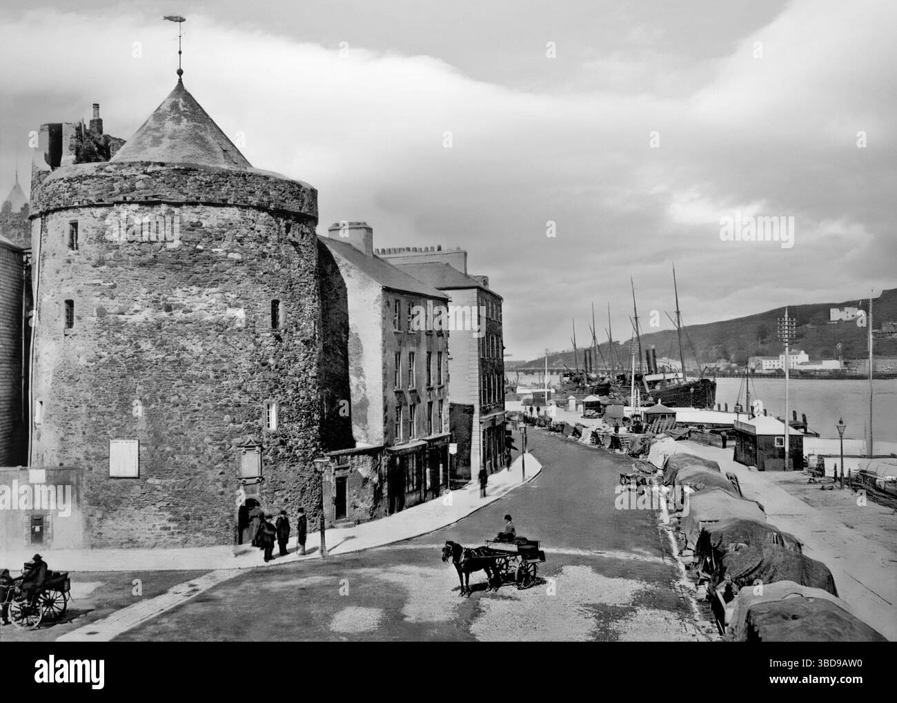Una fotografia dell'inizio del XX secolo della Torre di Reginaldo, costruita nel XIII o XIV secolo dagli anglo-normanni dopo la conquista di Waterford, in Irlanda, in sostituzione di una precedente fortificazione vichinga. La struttura si trova accanto al fiume Suir mentre scorre attraverso Waterford City, in Irlanda Foto Stock