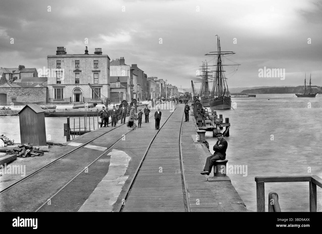 Una fotografia della fine del XIX secolo delle banchine lungo il fiume Slaney mentre scorre attraverso Wexford, la città della contea di Wexford, Irlanda. Foto Stock