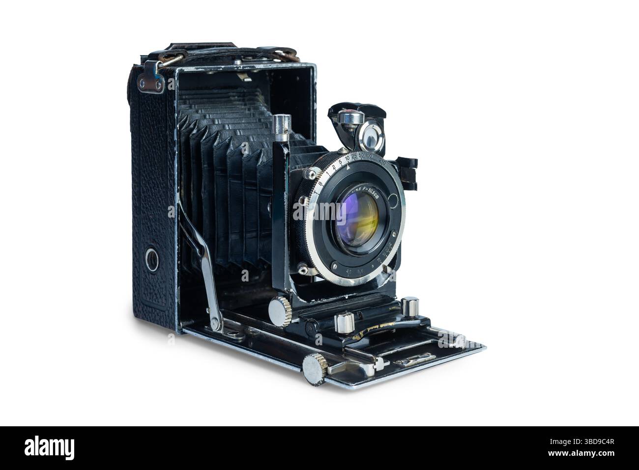Fotocamera d'epoca con soffietti e componenti unici esposti in un ambiente isolato, evidenziandone il significato storico. Foto Stock