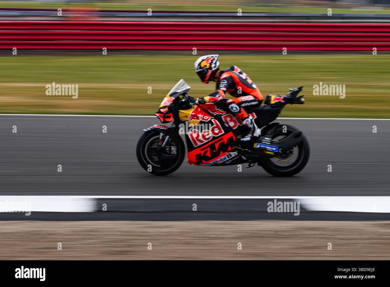 TOWCESTER, REGNO UNITO. 23 maggio: Brad Binder (#bb33, Sud Africa) della Red Bull KTM Factory Racing nelle prove libere di venerdì durante il Gran Premio di Tissot del Regno Unito 2025 sul circuito di Silverstone venerdì 23 maggio 2025 a TOWCESTER, INGHILTERRA. Crediti: Taka G Wu/Alamy Live News Foto Stock