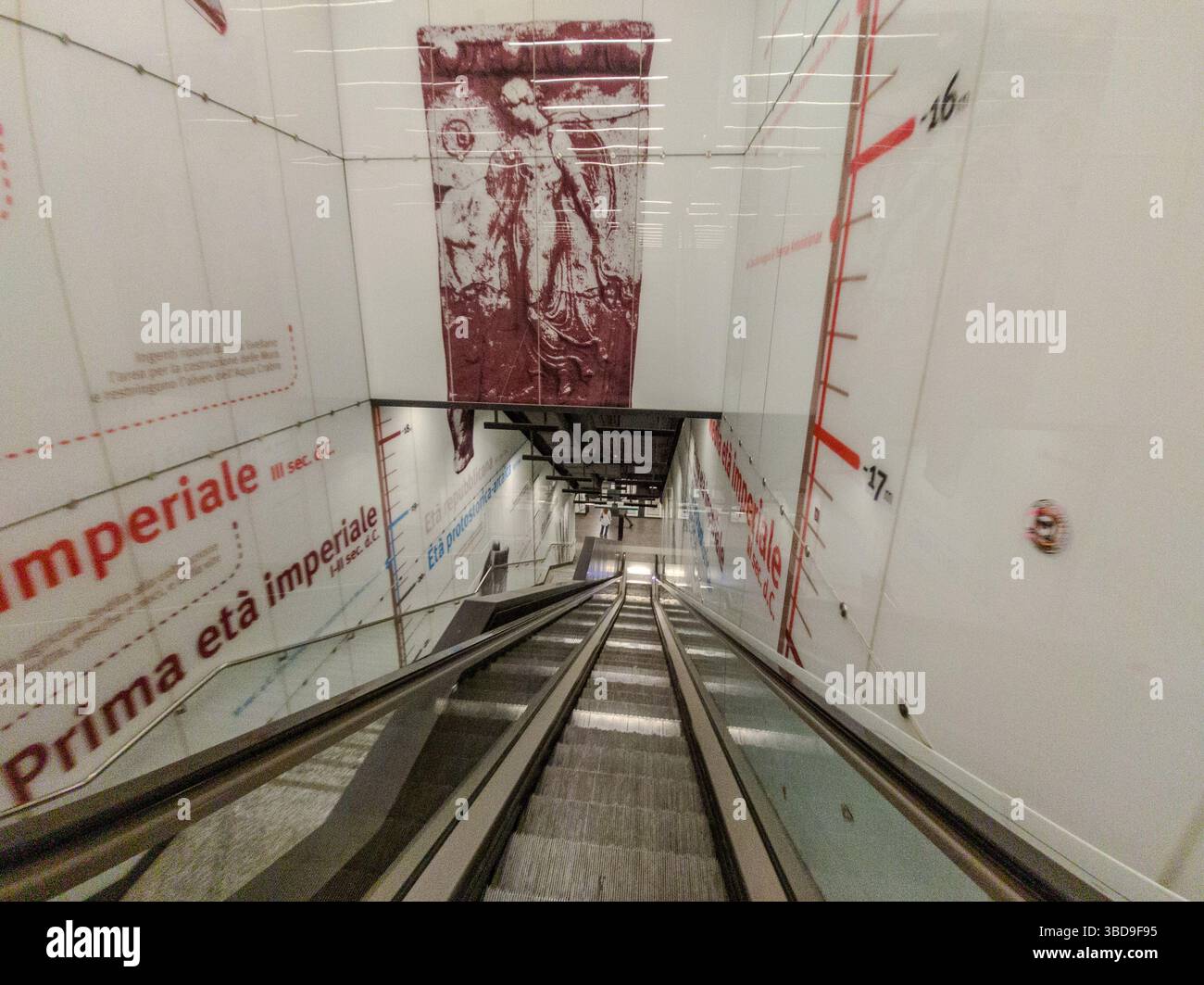UNA SCALA MOBILE SULLA METROPOLITANA DELLA LINEA C. Foto Stock