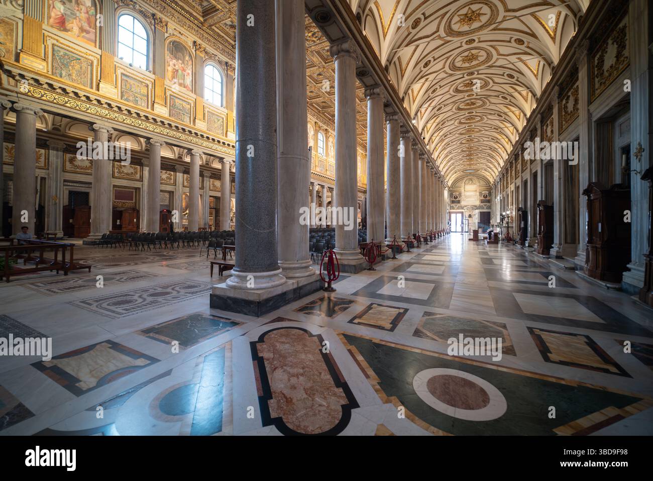 Navata laterale della chiesa barocca di Santa Maria maggiore a Roma, Italia Foto Stock
