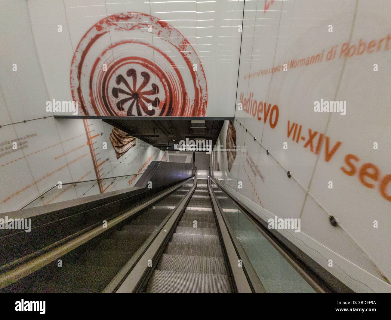UNA SCALA MOBILE SULLA METROPOLITANA DELLA LINEA C. Foto Stock