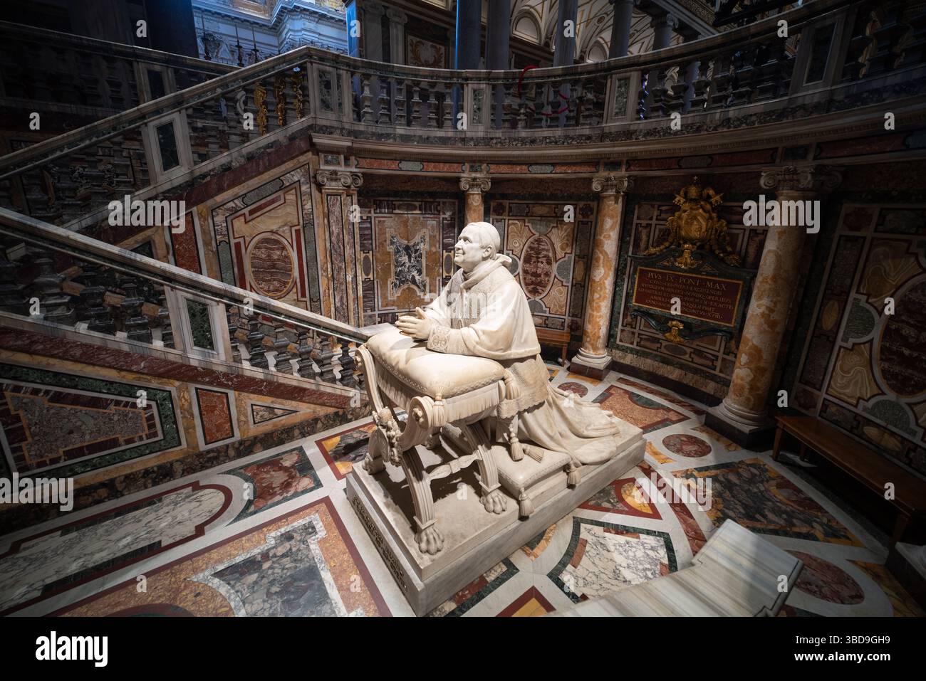 Statua di Pio IX nella chiesa barocca di Santa Maria maggiore a Roma Foto Stock