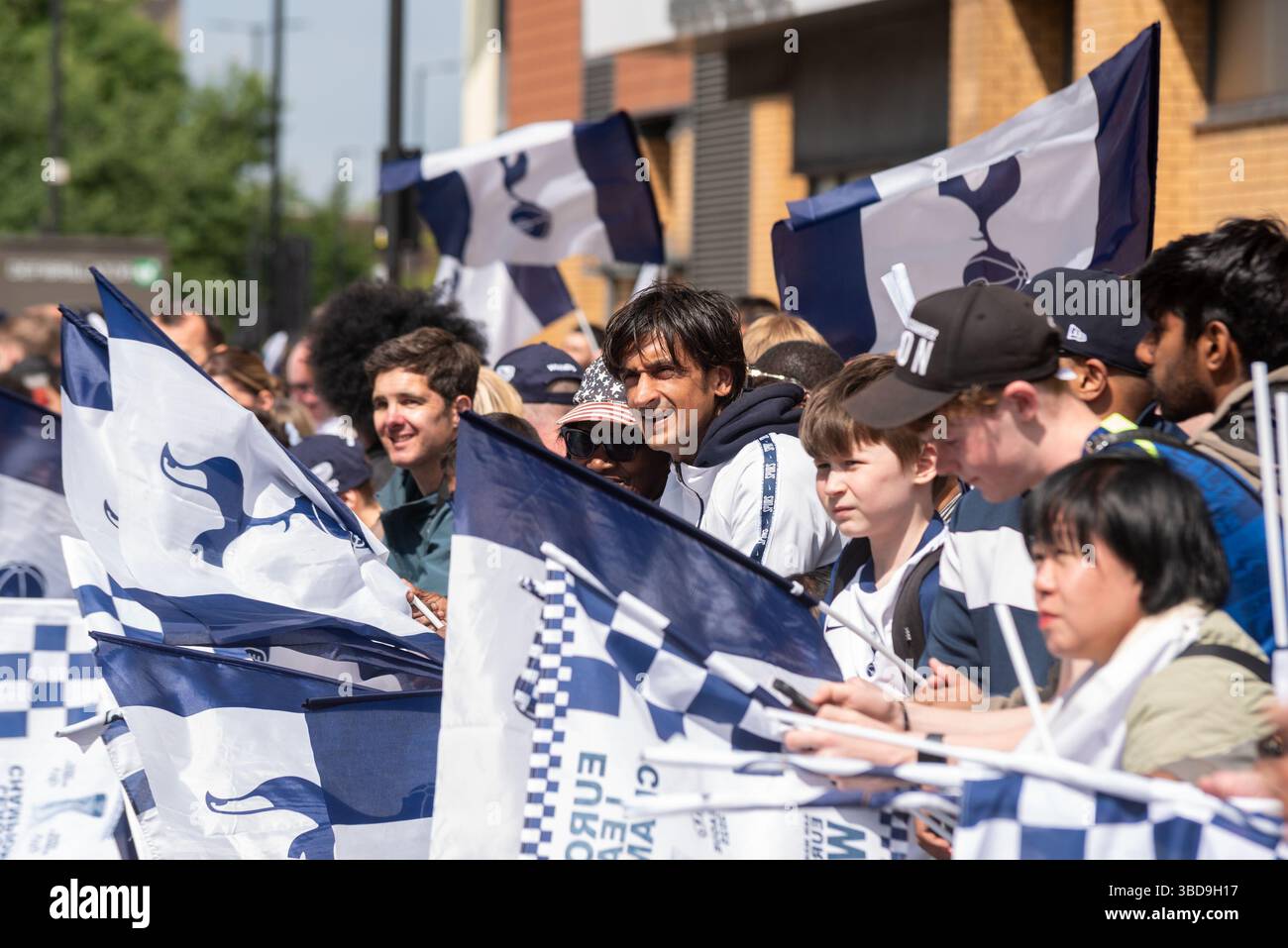 Edmonton, Londra, Regno Unito. 23 maggio 2025. Dopo la vittoria della finale di UEFA Europa League contro il Manchester Utd a Bilbao, è prevista una sfilata di vittorie sugli autobus scoperti per i giocatori degli Spurs per festeggiare con i tifosi da Edmonton Green allo stadio Tottenham Hotspur del club. I tifosi della squadra si radunano nelle aree intorno allo stadio e al percorso della sfilata Foto Stock