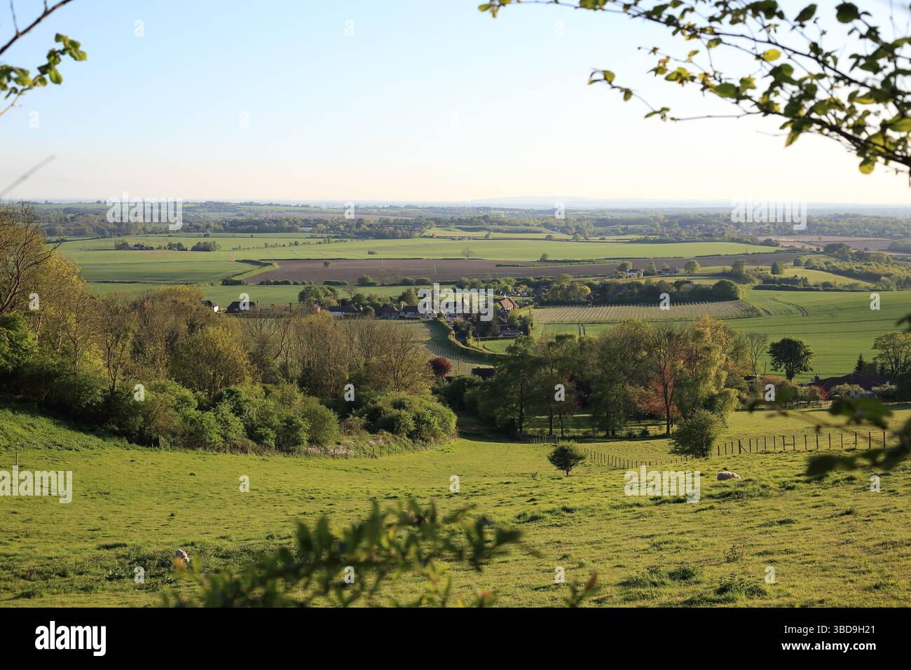 Vista del villaggio di East Brabourne dalla North Downs Way nel Kent Downs National Landscape, East Brabourne, Ashford, Kent, Inghilterra Foto Stock