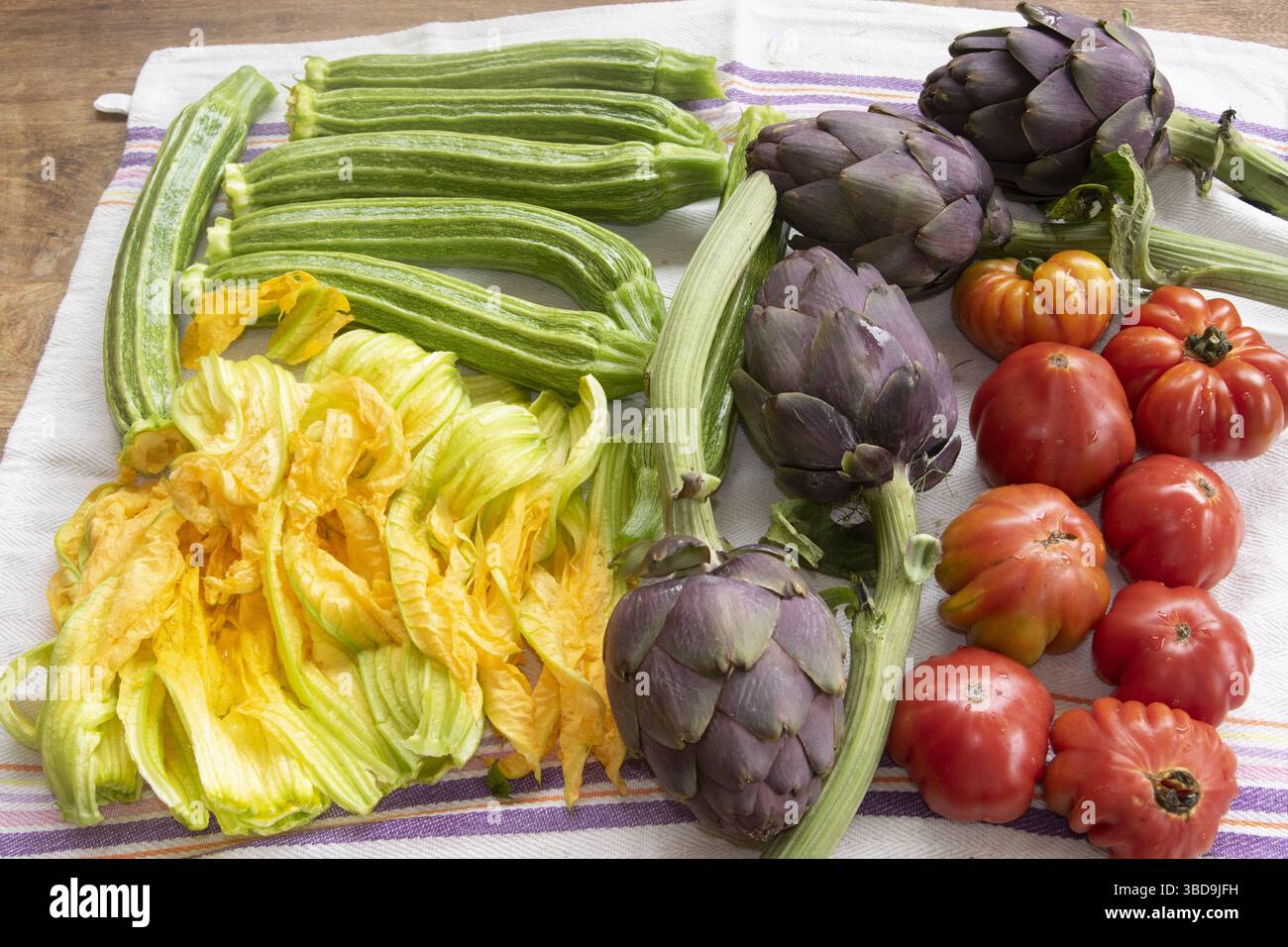 verdure fresche e colorate che rappresentano una dieta sana e sostenibile a base vegetale. Ideale per promuovere la nutrizione, il consumo ecologico e il cibo naturale Foto Stock