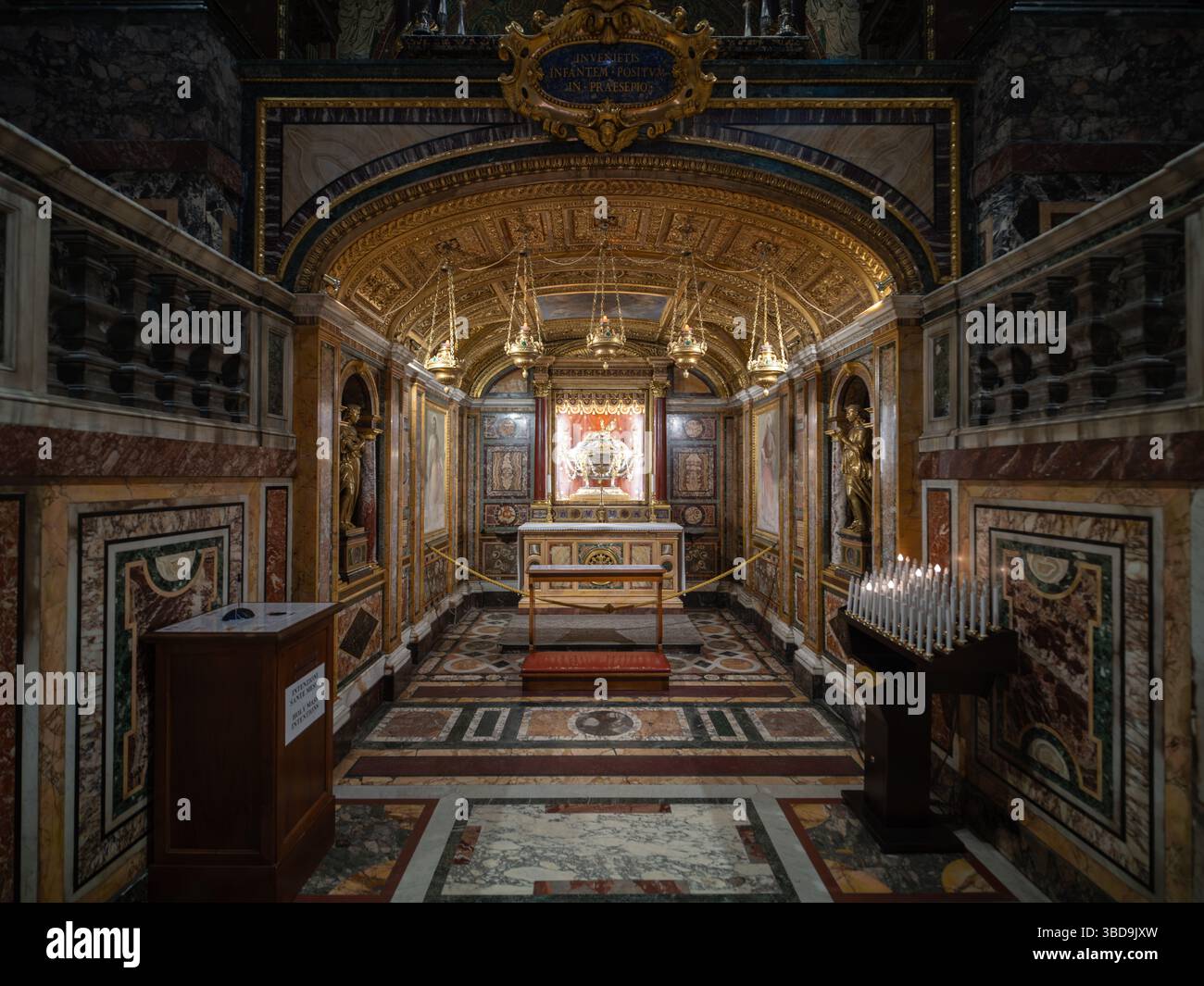 Cripta della Natività sotto l'altare maggiore della basilica (confessione) nella chiesa barocca di Santa Maria maggiore a Roma Foto Stock