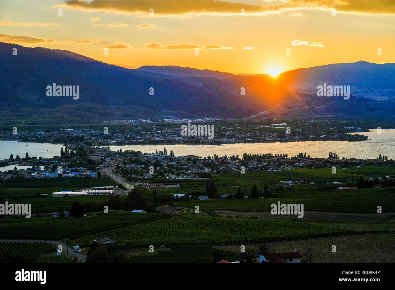 Vista aerea del lago Osoyoos al tramonto nel sud della valle di Okanagan nella Columbia Britannica, Canada Foto Stock