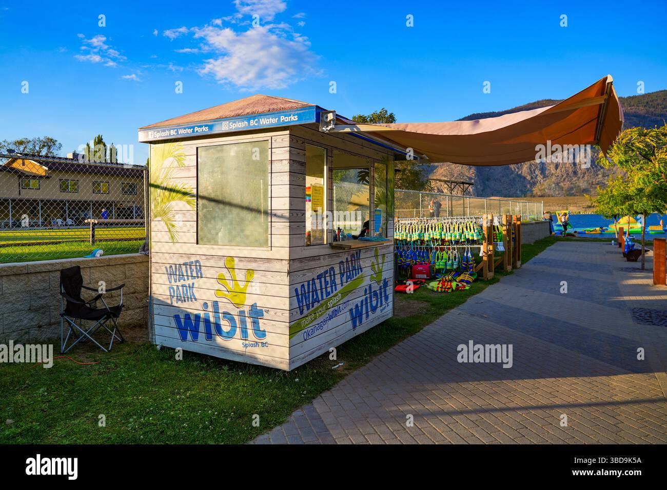 Chiosco del parco acquatico Wibit nel Gyro Beach Park sulle rive del lago Osoyoos a Osoyoos nel sud della valle di Okanagan nella Columbia Britannica, Canada Foto Stock