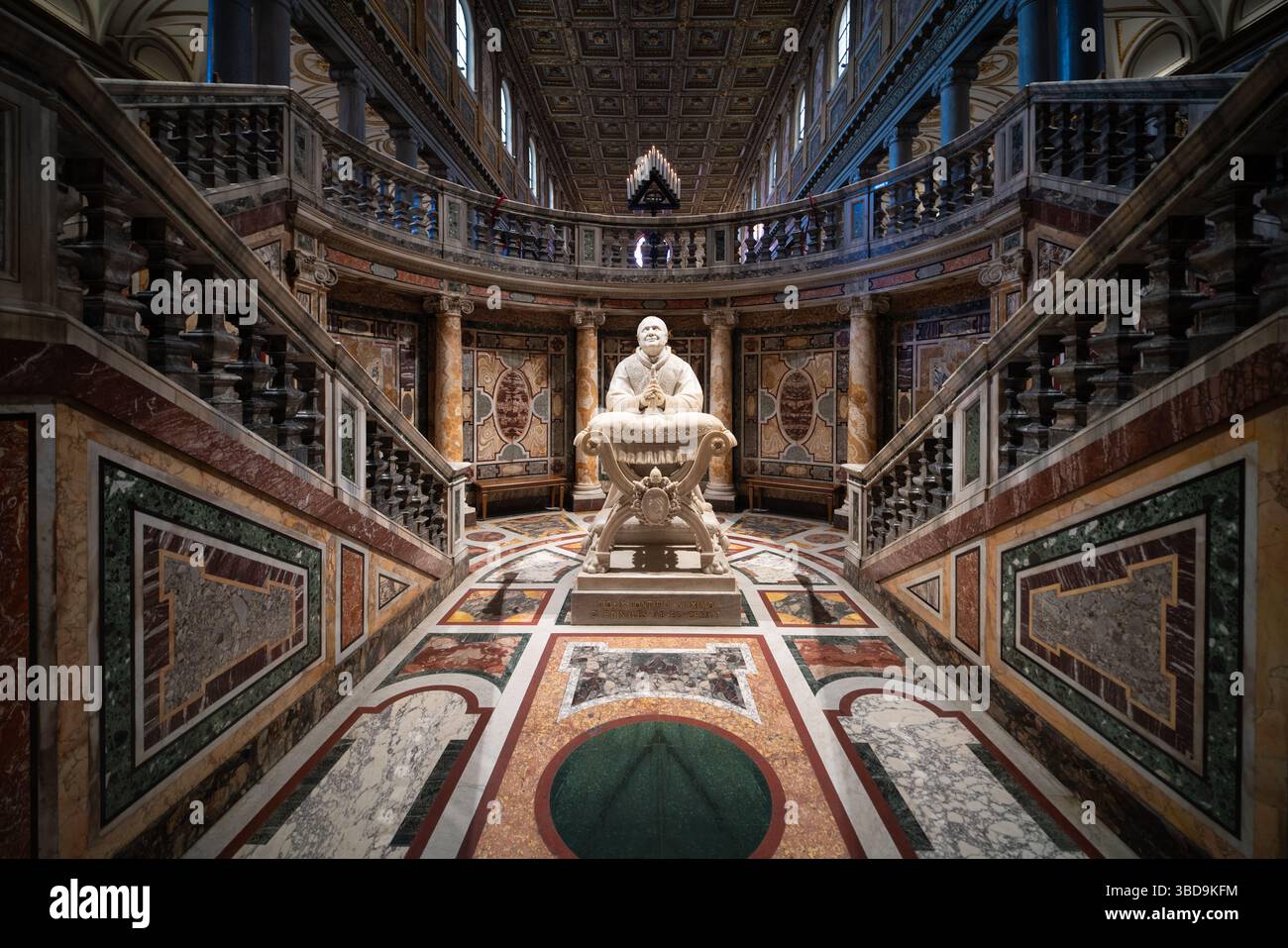 Statua di Pio IX nella chiesa barocca di Santa Maria maggiore a Roma Foto Stock