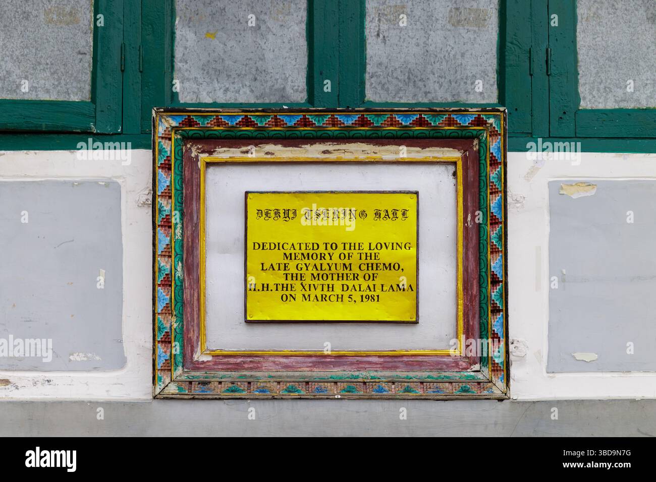 Targa su un edificio scolastico del villaggio tibetano per bambini a Dharamshala, dedicata alla madre di H. il XIV Dalai Lama Foto Stock