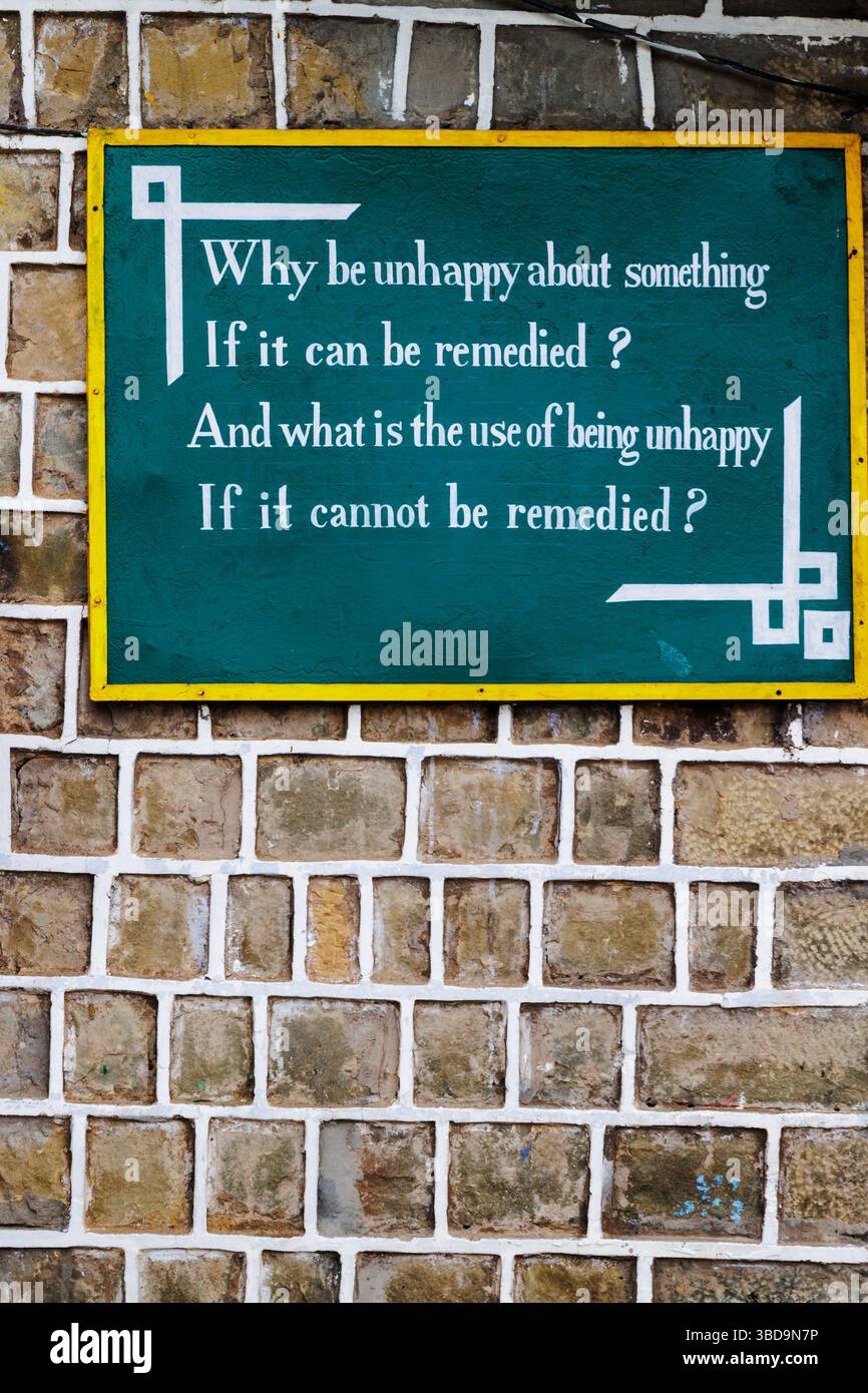 Citazione su un edificio scolastico presso il villaggio tibetano per bambini di Dharamshala, dedicato alla madre di H.H. il XIV Dalai Lama Foto Stock