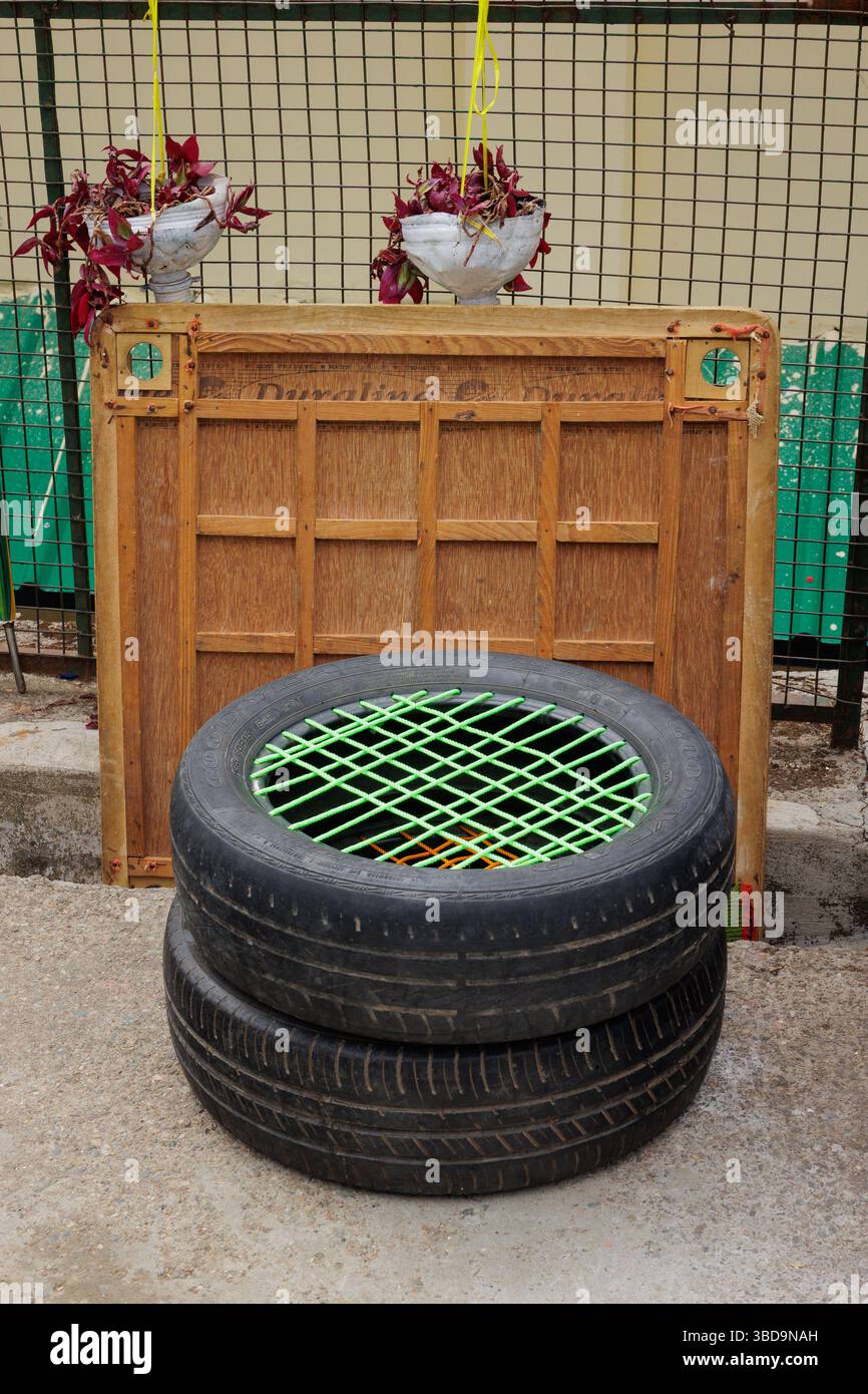 Vecchi pneumatici riciclati in sedie al villaggio tibetano per bambini di Dharamshala Foto Stock