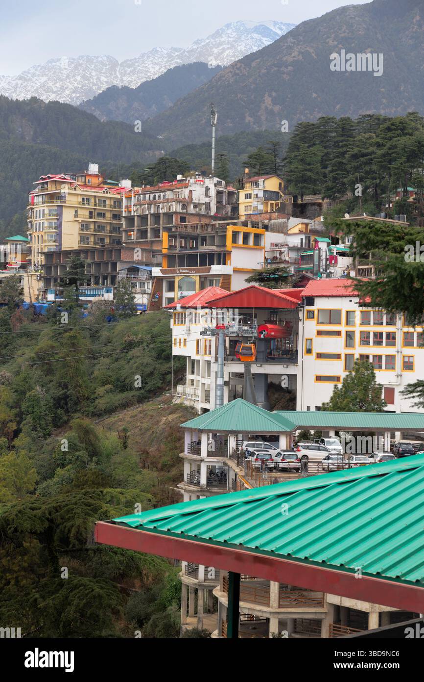 L'area di McLeod Ganj di Dharamshala dal Tempio di Tsuglaghang; sede del Dalai Lama Foto Stock