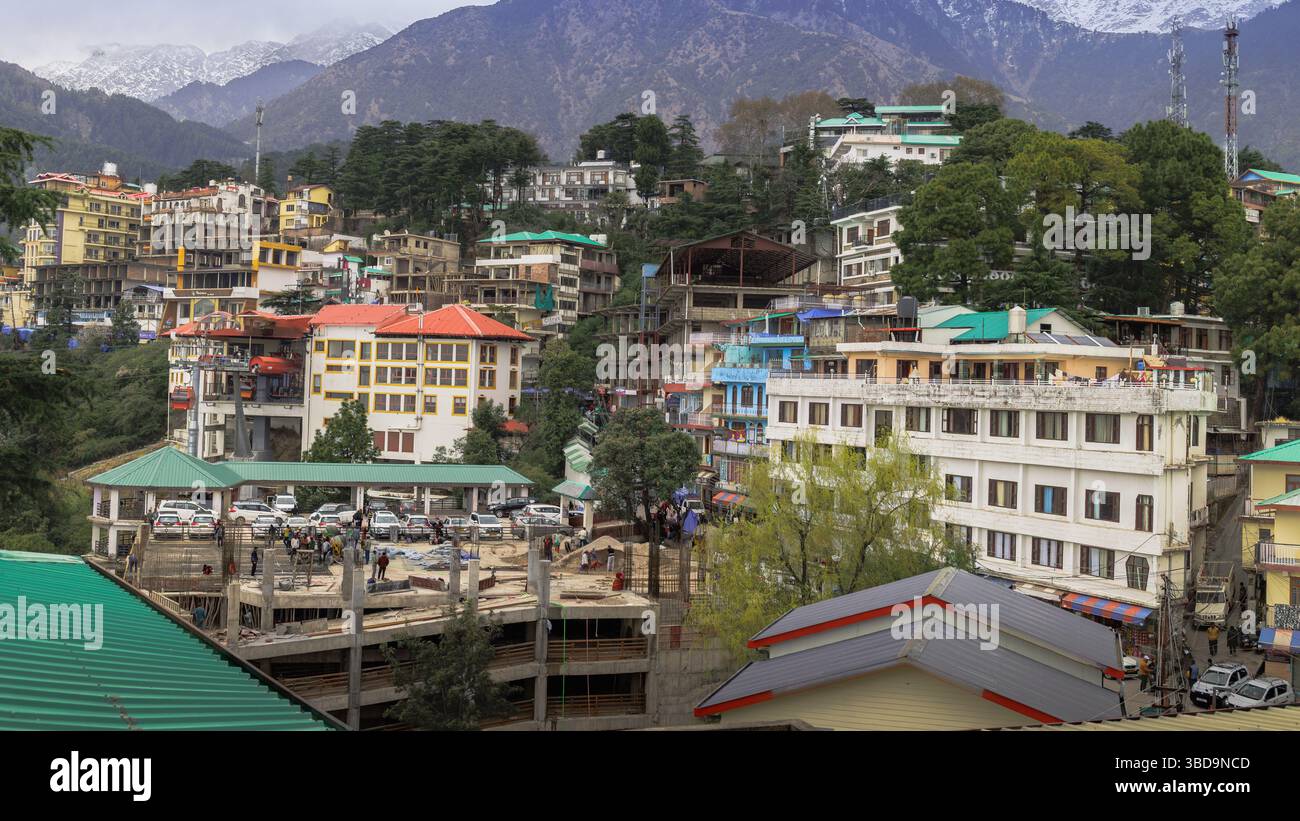 L'area di McLeod Ganj di Dharamshala dal Tempio di Tsuglaghang; sede del Dalai Lama Foto Stock