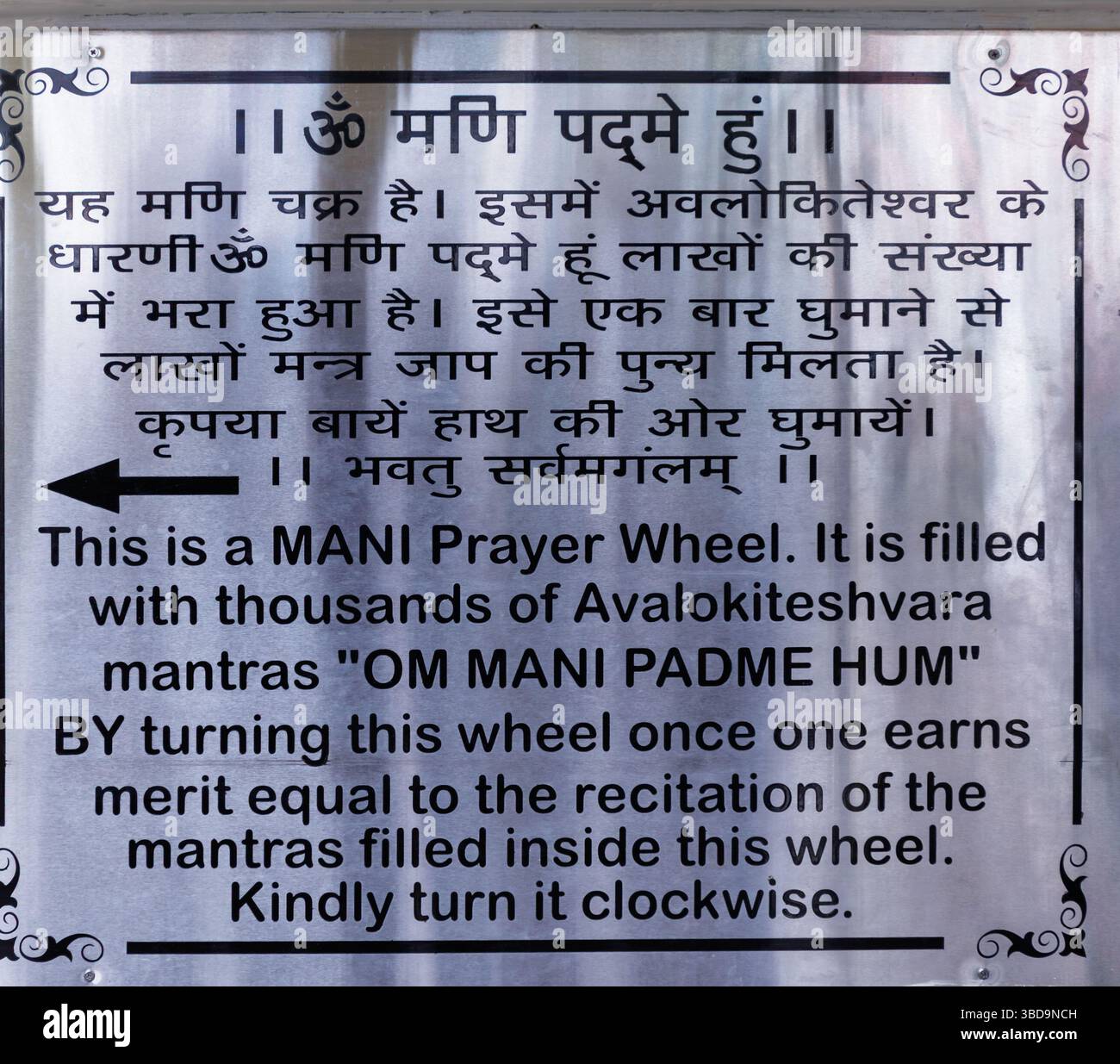 Peste al Tempio di Tsuglaghang che descrive una ruota di preghiera mani. Foto Stock