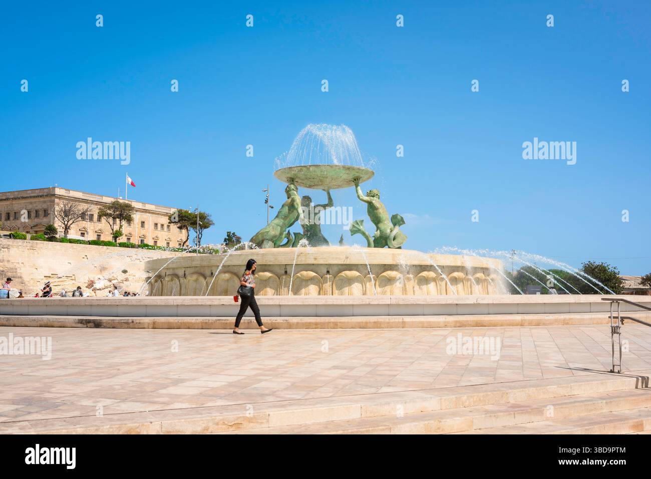 Piazza Tritone, vista di Piazza Tritone con il suo famoso pezzo centrale: La Fontana del Tritone; Floriana, la Valletta, Malta Foto Stock