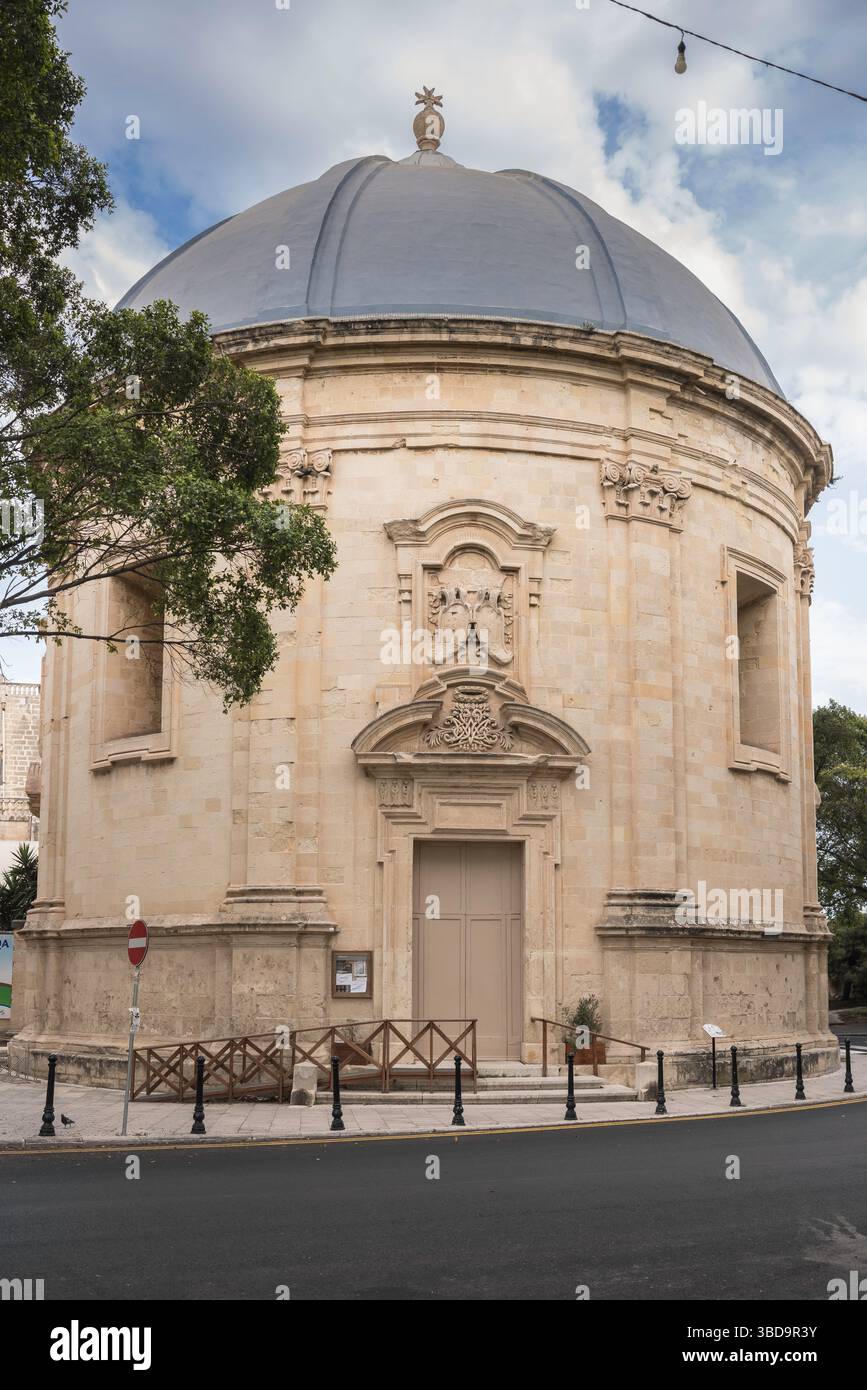 Sarria Church Valletta, vista sulla chiesa barocca di Sarria nel quartiere Floriana, costruita in stile rotunda da Matia preti nel 1675, la Valletta, Malta Foto Stock