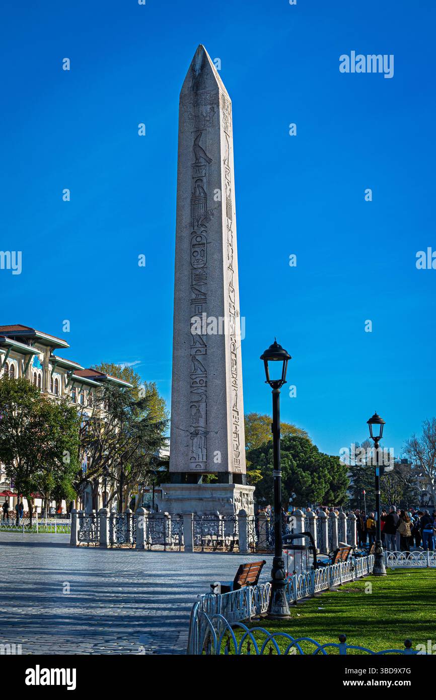Istanbul, Turchia — 14 aprile 2025. Foto del famoso obelisco di Teodosio che si trova nell'Ippodromo, il centro della vita pubblica di Istanbul Foto Stock
