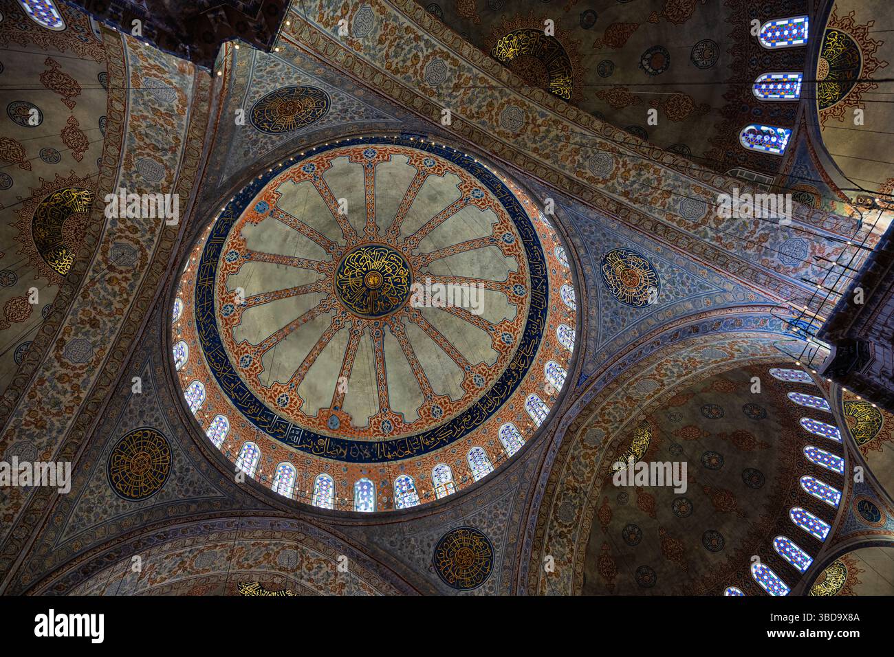Una foto di una sezione del soffitto della Moschea Süleymaniye a Istanbul Foto Stock