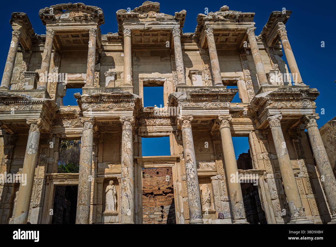 La biblioteca di Celso era uno degli edifici più imponenti dell'Impero Romano; oggi rimane solo la facciata. Foto Stock