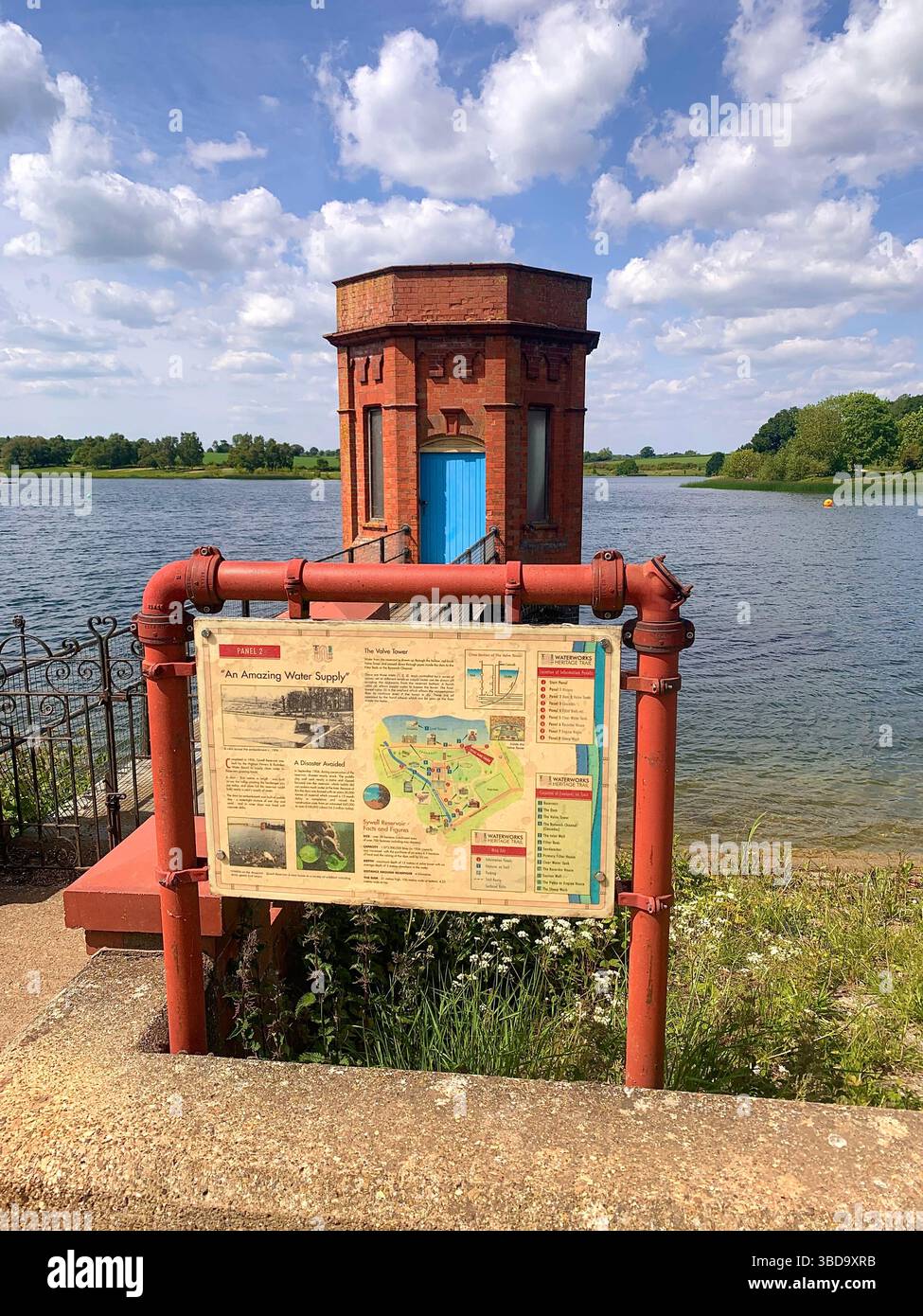 Northamptonshire Northampton lago cigni d'acqua Sywell Country Park passeggiate bambini giocare piante informazioni mappa vecchi luoghi sani camminatori - Immagine stock catturata con smartphone