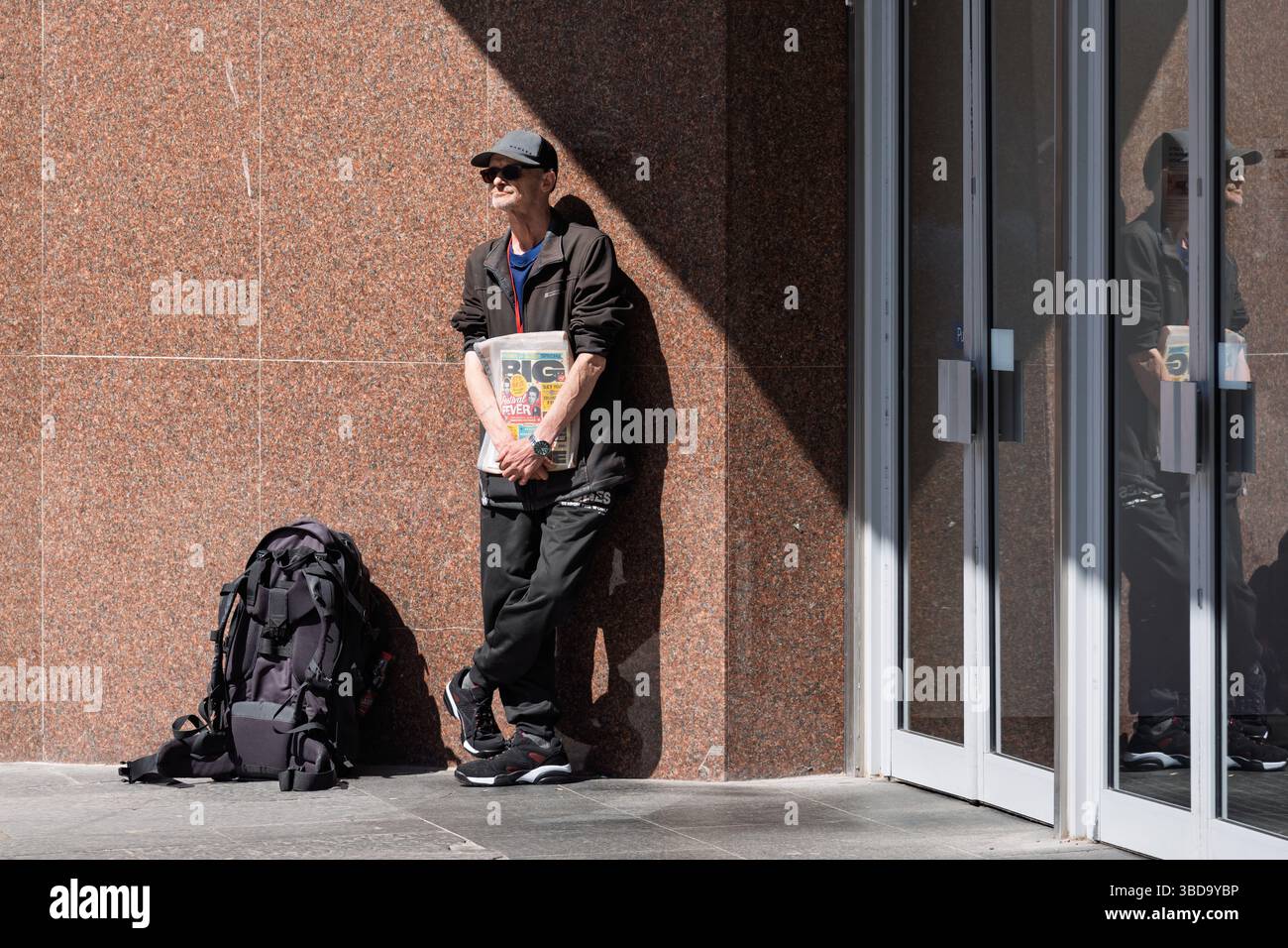 14 maggio 2025. Inverness, Highlands e Isole, Scozia. Questo è un uomo che vende il Big Issue Magazine sulle strade soleggiate di Inverness. Foto Stock